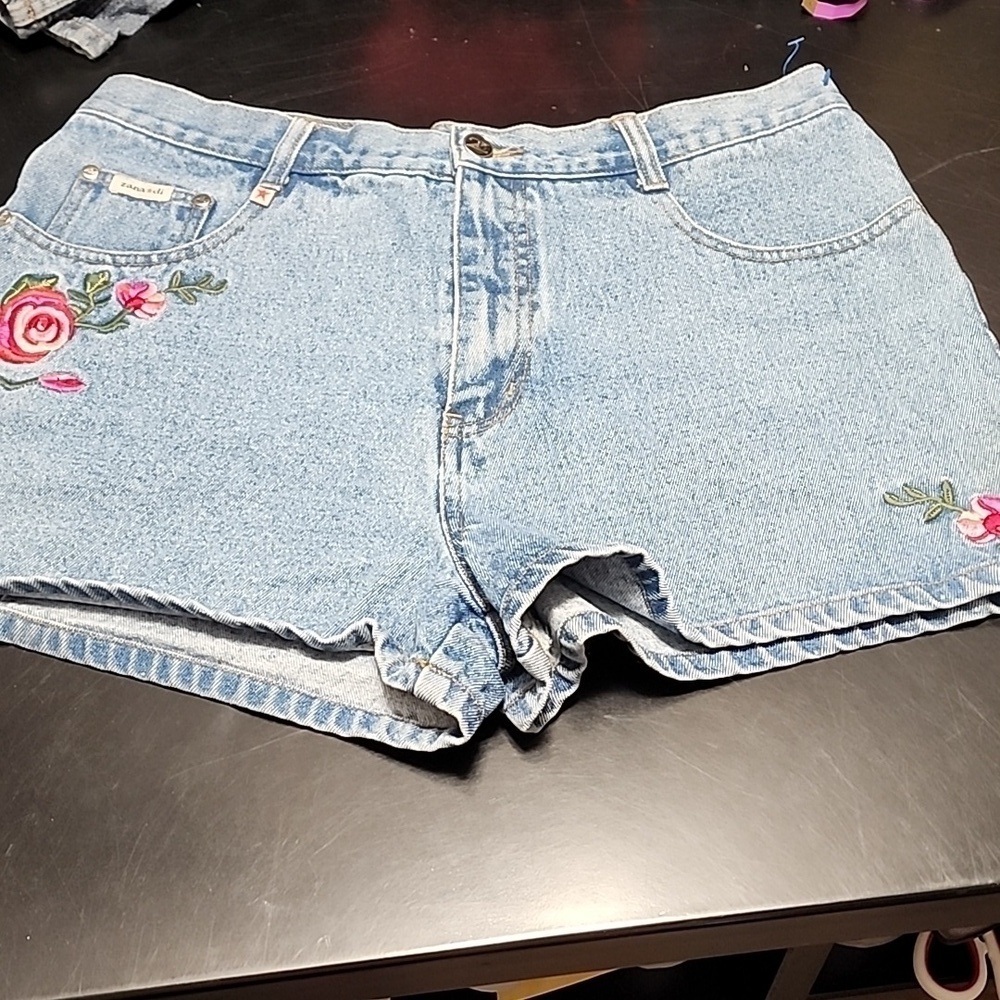 Vintage Zana di jeans shorts w/embroidered flowers Sz 13 - Picture 2 of 5